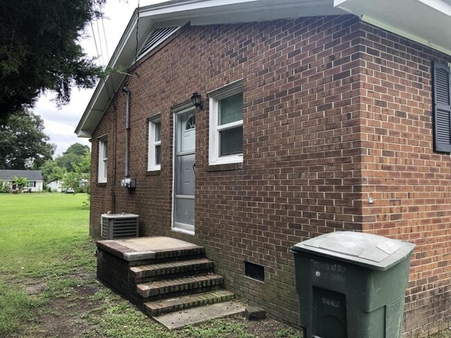 Building Photo - 4019 Laurinburg Rd