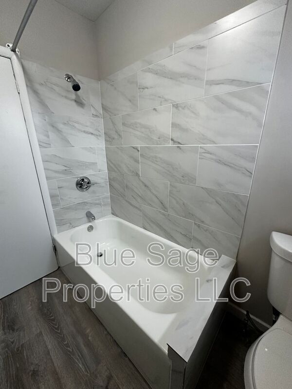 Building Photo - 1301 E 9th St