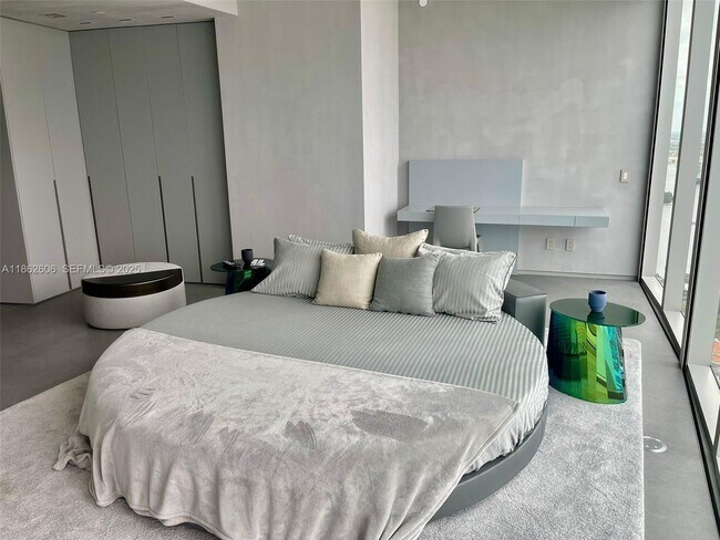 Building Photo - 18555 Collins Ave