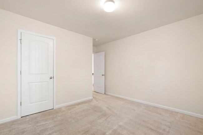 Building Photo - Elegant Townhome Near Southpoint Mall!