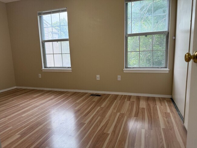 Building Photo - 3 bed/2.5 bath townhome available for rent