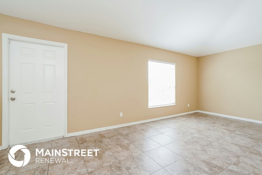 Building Photo - 3720 SW 6th Ave