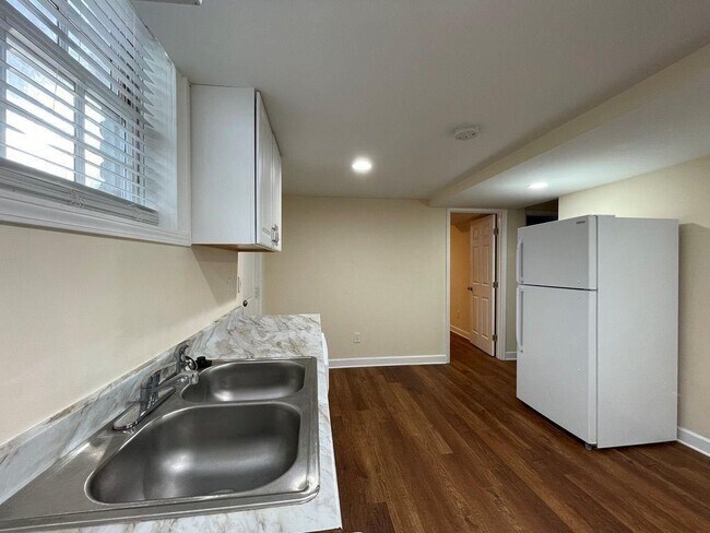 Building Photo - 2106 Pawnee Dr SE