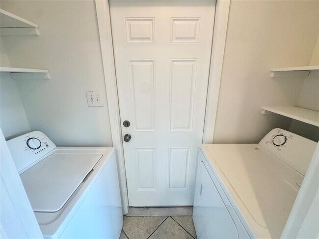 Building Photo - 9602 Chukar Cir