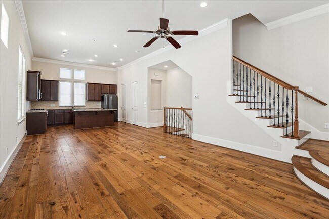 Building Photo - 9443 Fannin St