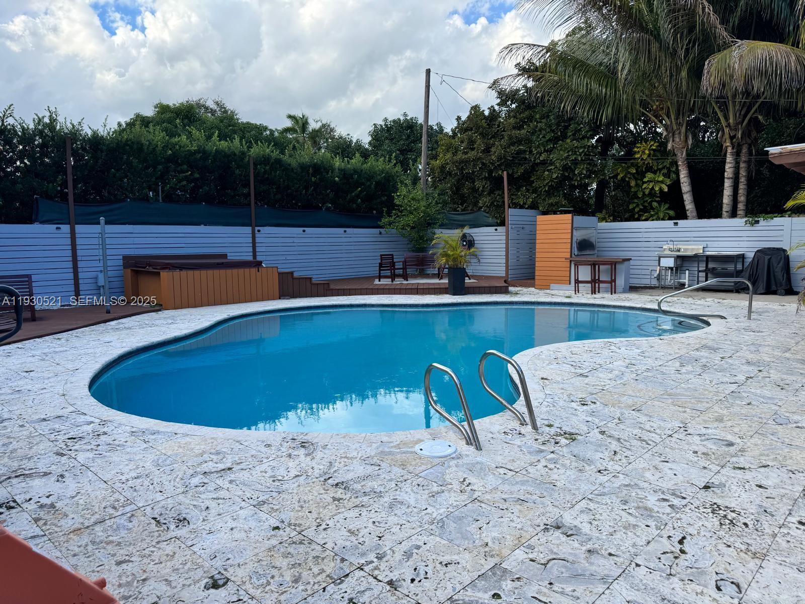 Building Photo - 985 NE 115th St