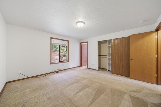 Building Photo - MOVE IN READY! Lake Forest home - 3 bedrooms - North Thurston School District