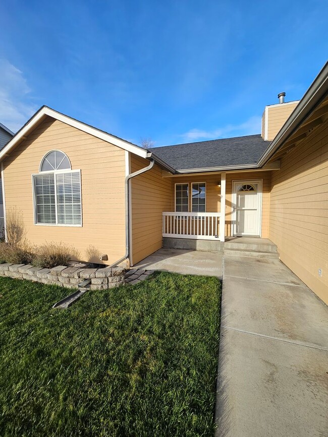 Building Photo - Three Bedroom Home