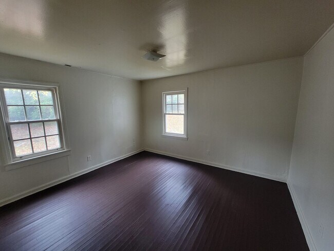 Building Photo - 2 Bedroom 1 Bathroom Duplex!