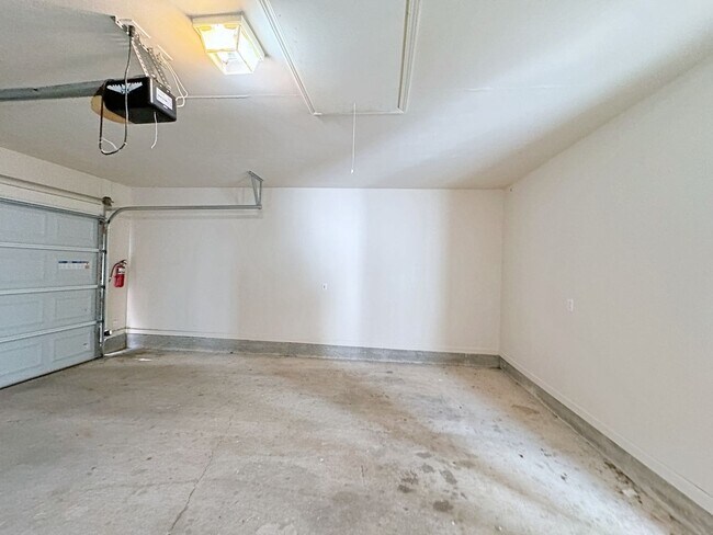 Building Photo - 2 Bedroom Condo Available NOW