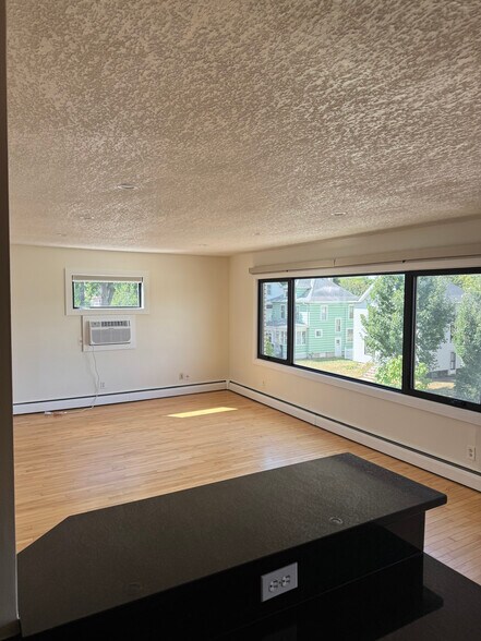 Building Photo - 3019 Bryant Ave S