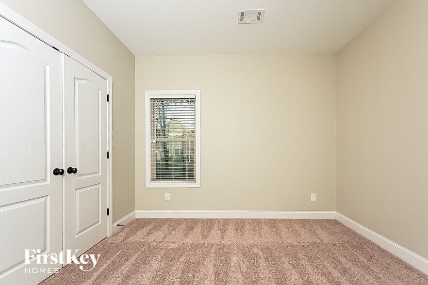 Building Photo - 252 Hedgewood Dr