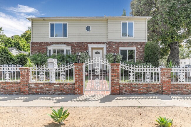 Primary Photo - 2201 Manning Ave