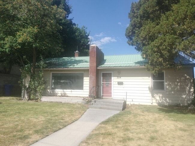 Primary Photo - Darling 2 bed 1 bath house close to BYU-Idaho