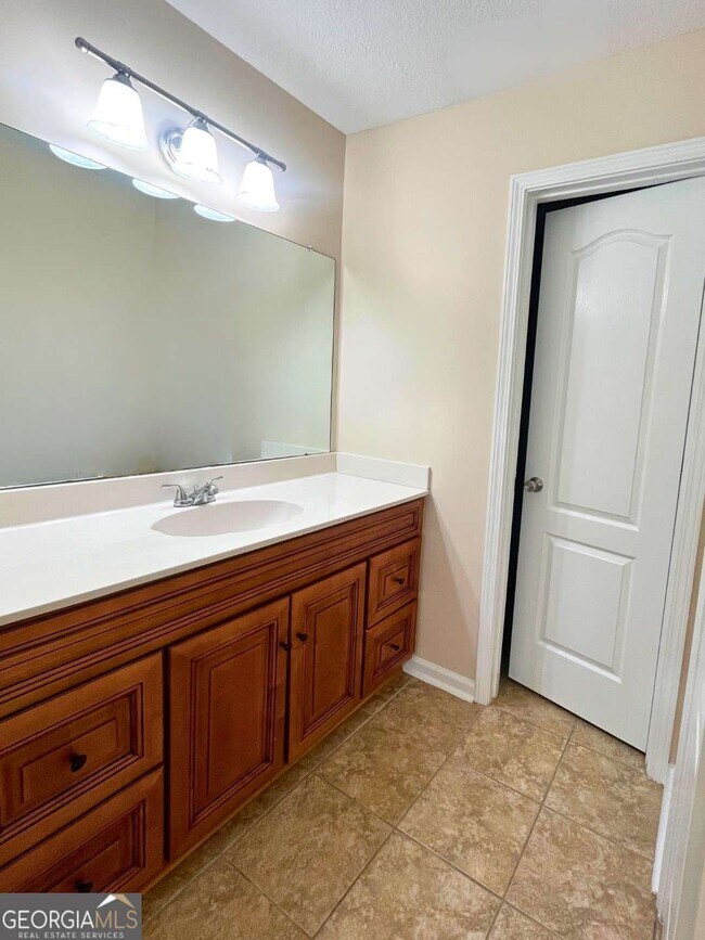 Building Photo - 303 Gary Cir