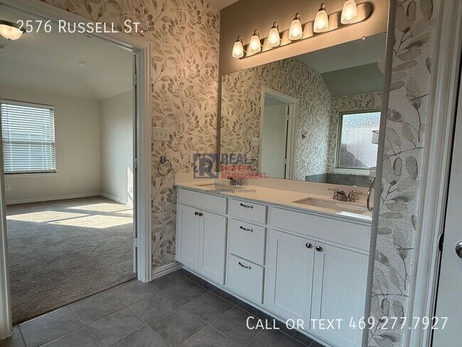 Building Photo - 2576 Russell St