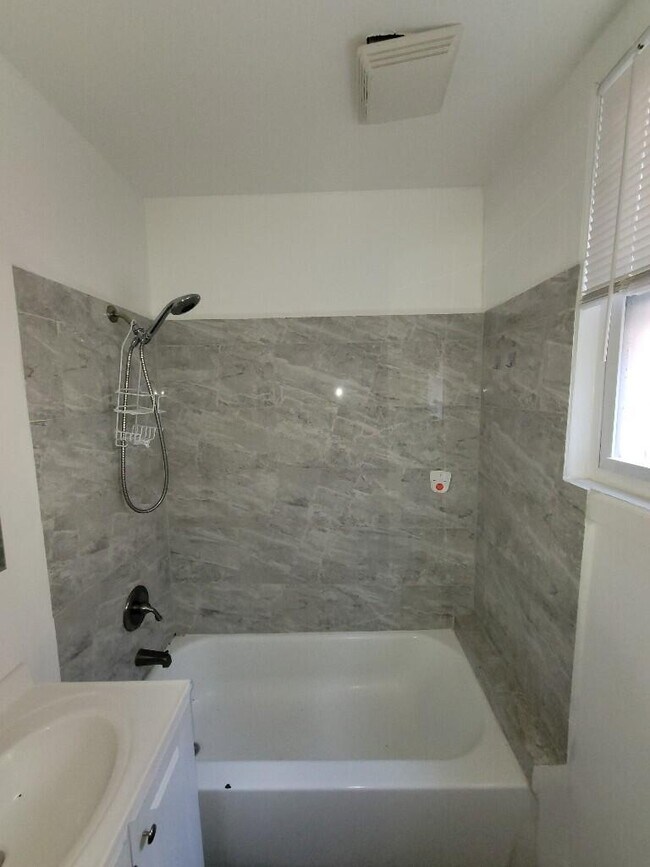 Building Photo - 312 Perrin St