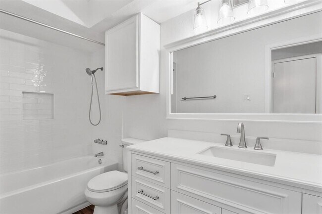 Building Photo - 4711 Spicewood Springs Rd