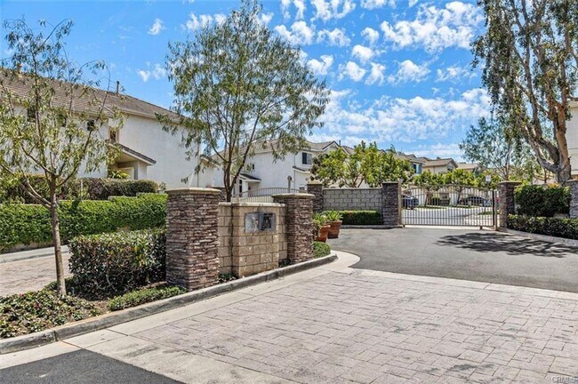 Building Photo - 3 bedroom in Gated Victoria Community!