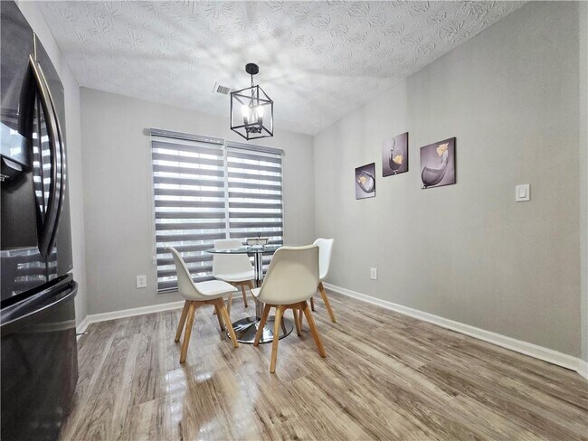 Building Photo - 2430 Piering Dr