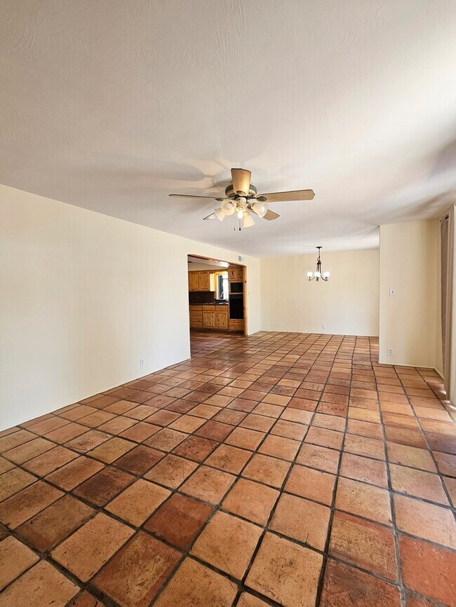 Building Photo - Spacious 3 bd 2 bath home.