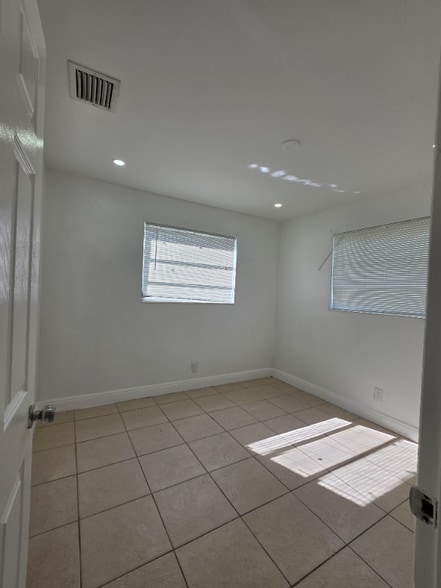 Building Photo - 681 SW 29th Terrace