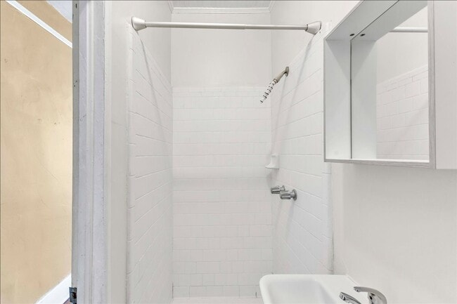 Building Photo - Upstairs Large 3 bedroom apartment in Ardsley Park