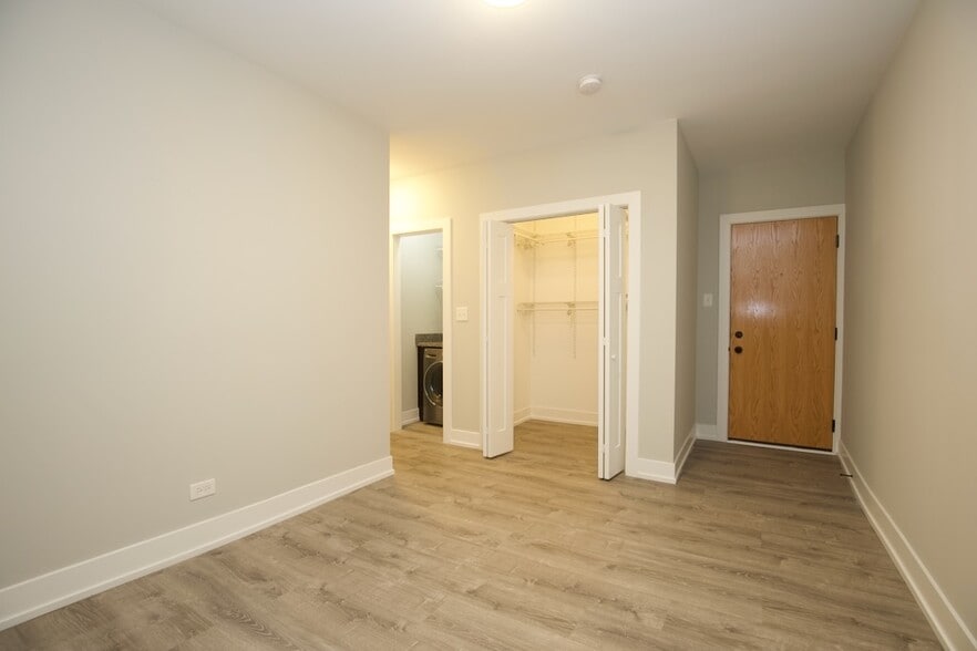 Building Photo - 716 W Brompton