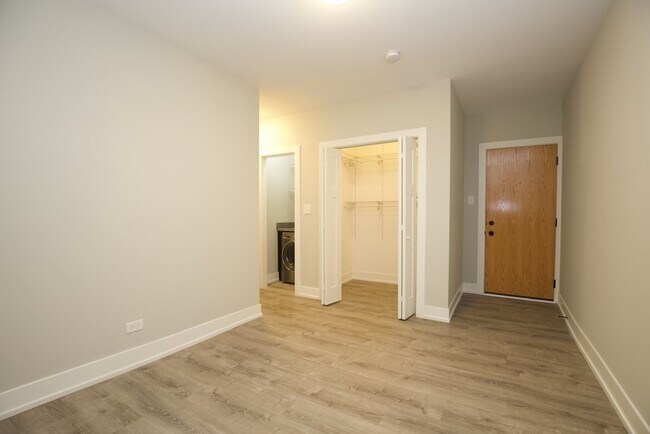 Building Photo - 716 W Brompton