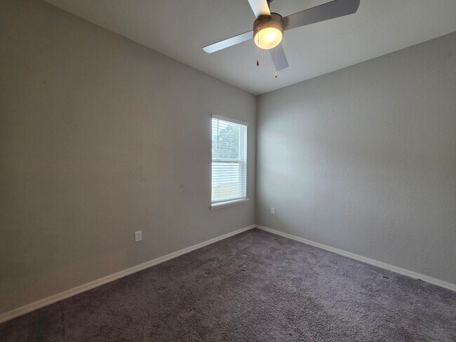 Building Photo - 4-Bedroom, 2.5-Bathroom in Lakeland