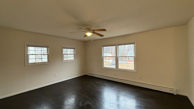 Building Photo - Quiet location, Dale City House