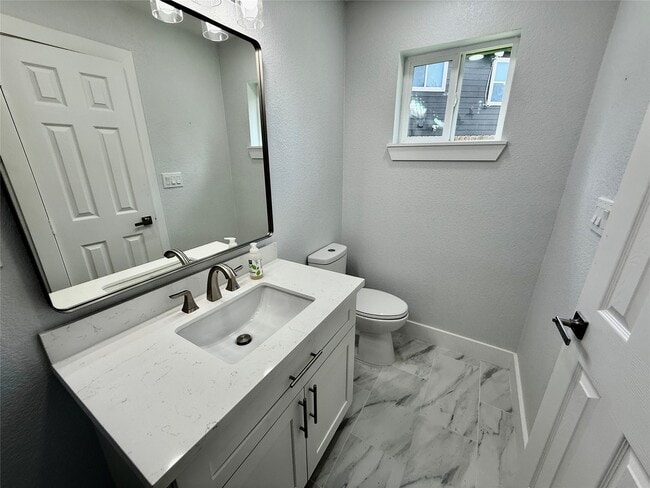 Building Photo - 1631 Shadow Bend Dr