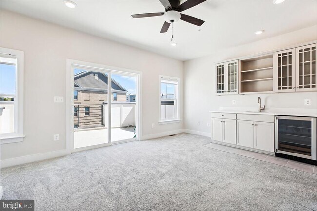 Building Photo - 909 Rockwell Ave