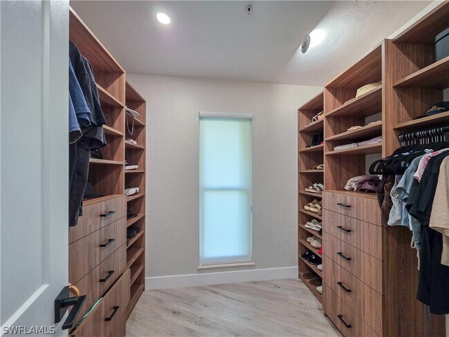 Building Photo - 1495 Blue Point Ave