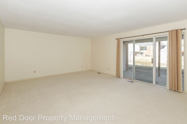 Building Photo - 7450 Lions Head Dr