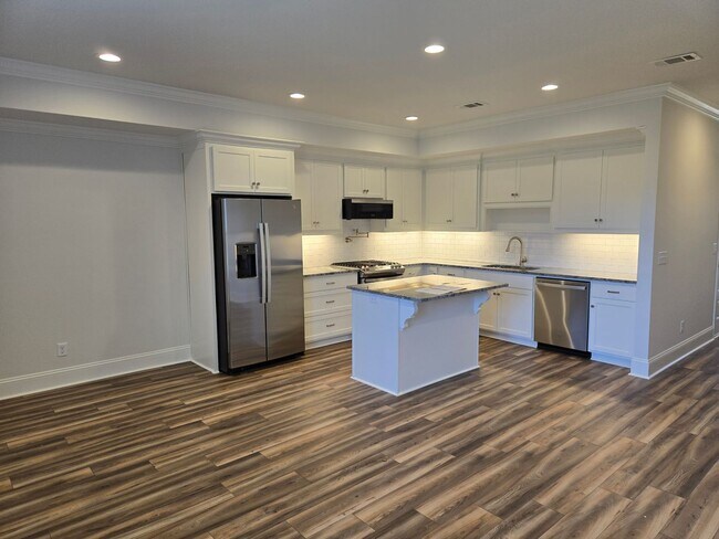 Building Photo - 3 Bedroom 2.5 Bath Townhome located in Valdosta, GA Minutes from Moody