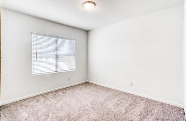 Building Photo - 720 Holly St