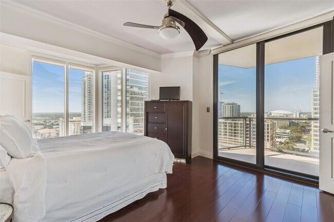 Building Photo - 1 Beach Dr SE