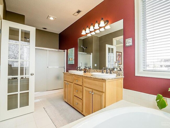 Building Photo - Must see one level home in NW Bend