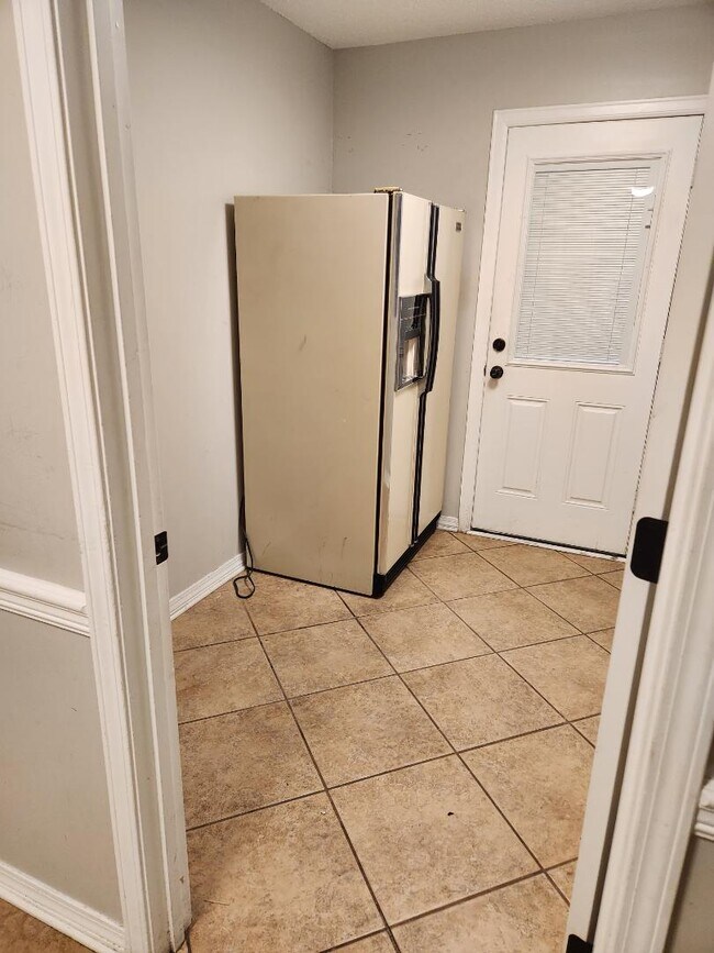 Building Photo - 9321 Champion Cir S