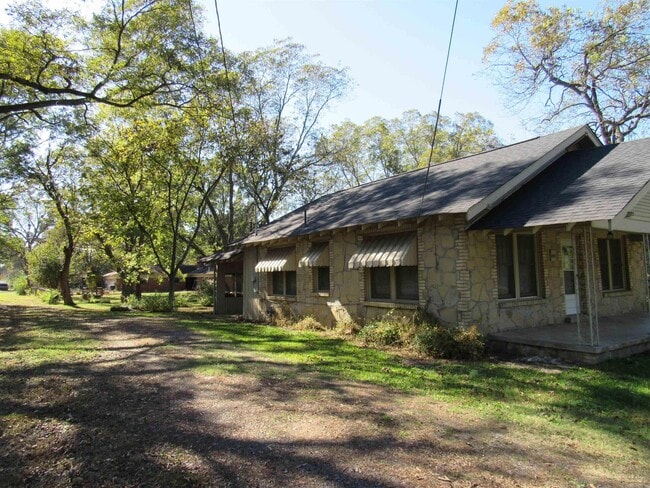 Building Photo - 405 E Main St