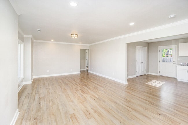 Building Photo - 358 Sheridan Dr