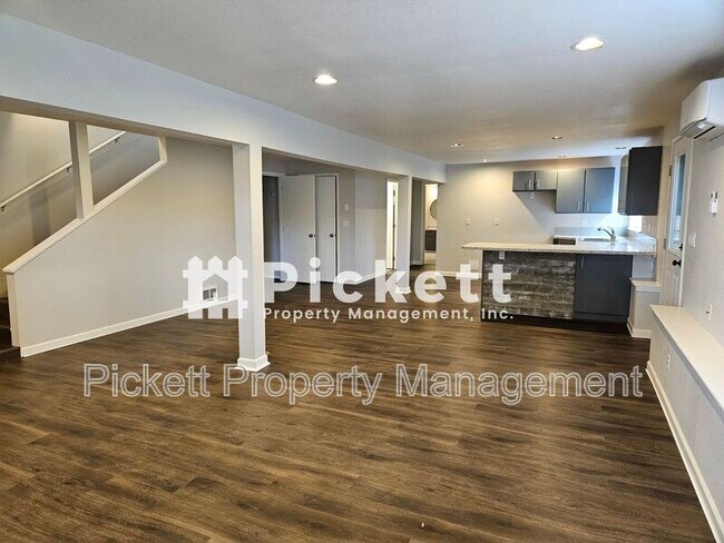 Building Photo - 290 Tahuyeh Pl W