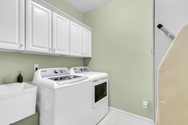 Building Photo - Welcome to the Desirable Landings on Skidaway Island - MIN 6 Month Lease - Fully Furnished