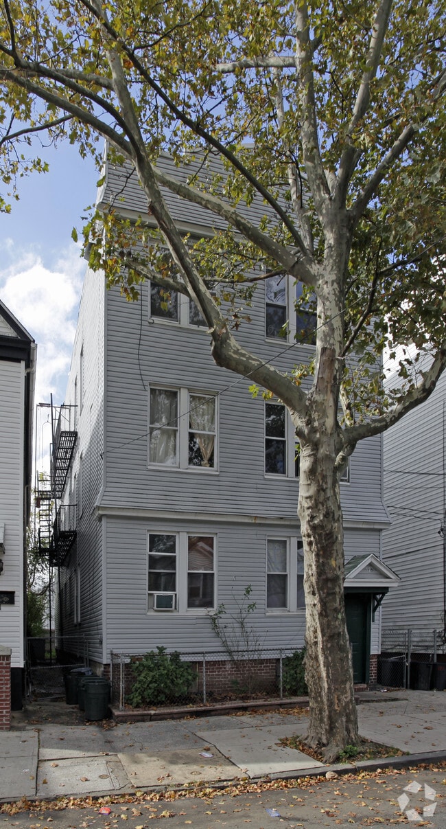 Primary Photo - 175 Van Nostrand Ave