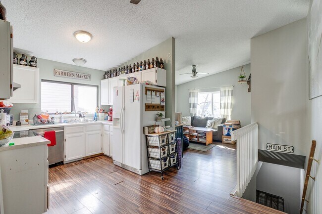 Building Photo - Huge room in a large shared home, private bathroom, great neighborhood, friendly roommates!