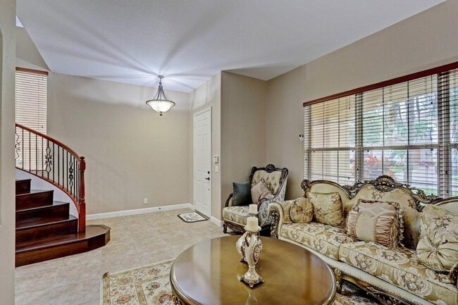 Building Photo - 748 Cresta Cir