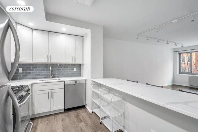 Building Photo - 100 W 89th St