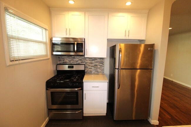 Building Photo - Quaint Midtown Ventura Duplex w/Many Upgra...