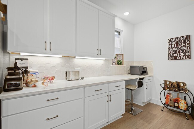 Building Photo - 1013 Carnation Dr